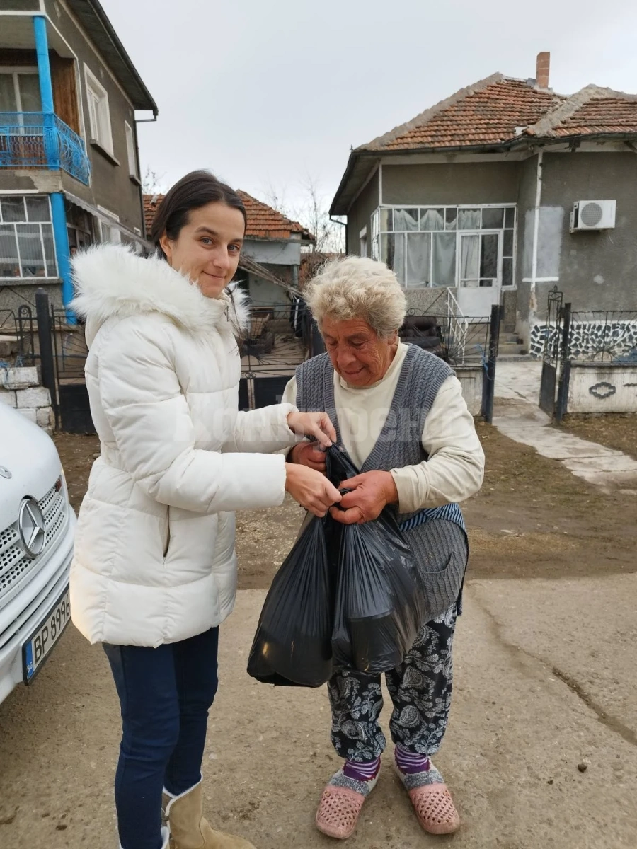 В навечерието на Коледа: Благотворителна инициатива зарадва самотно живеещи възрастни хора в Козлодуй