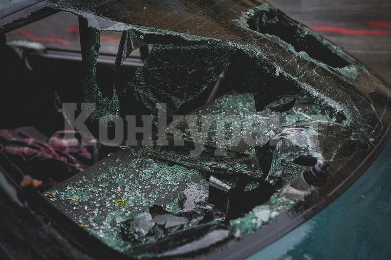 Атакуваха две коли в Роман, изпочупиха им стъклата и срязаха гумите им