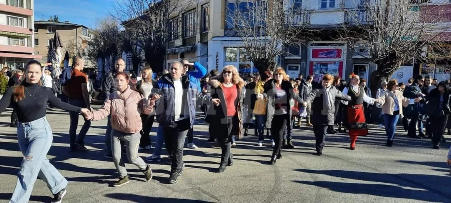 НА КОЛЕДА Пъстро хоро извиха в Берковица на площада, а Нелина...
