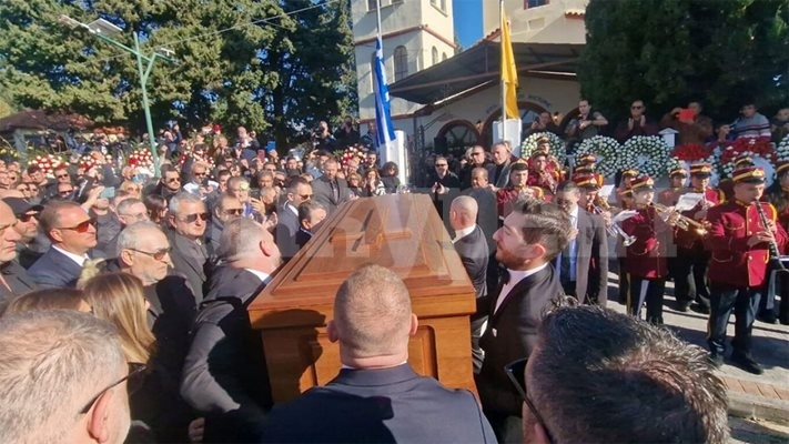 Хиляди плачат на погребението на Василис Карас: Даде любов, получава любов! (снимки, видео)