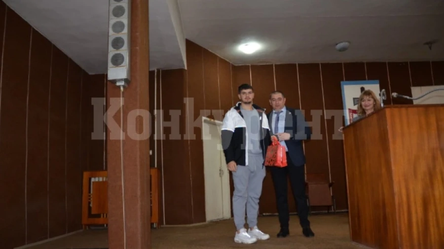 Полицаи в Монтана дариха за деца на починали служители на реда