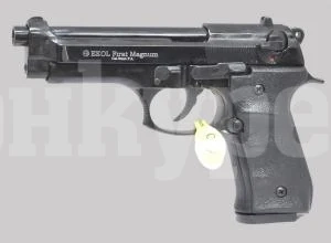 Пенсионер се простреля в ръката със собственото си оръжие