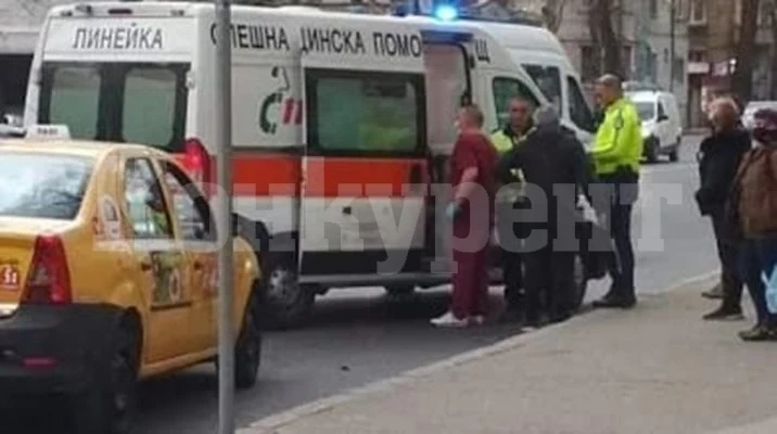 Такси блъсна пешеходци в София