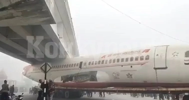 Самолет се заклещи под мост в Индия