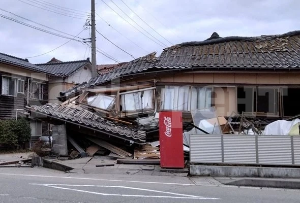 Цунами удари Япония след земетресението СНИМКИ и ВИДЕО