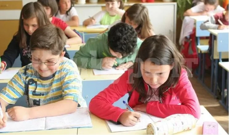 Учителските заплати са увеличени от днес