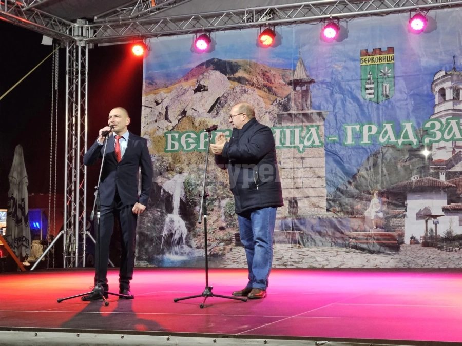 Берковица посрещна с песни, танци и веселие Новата 2024 година