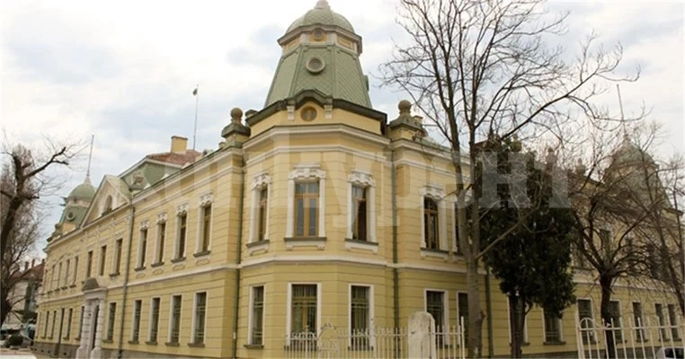 Митничари проверяват данъчните складове заради забраната за износ на продукти от руски петрол