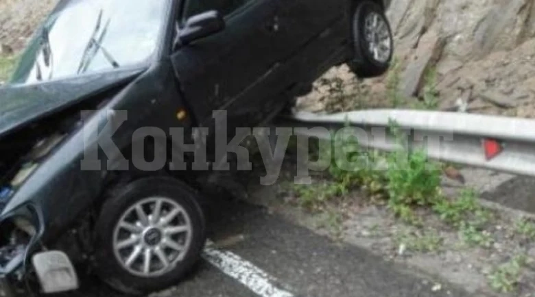 20-годишен седна пиян зад волана и се заби с колата си в крайпътен скат