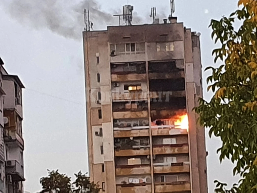 Тераса пламна в първите минути на новата година в блок в Монтана