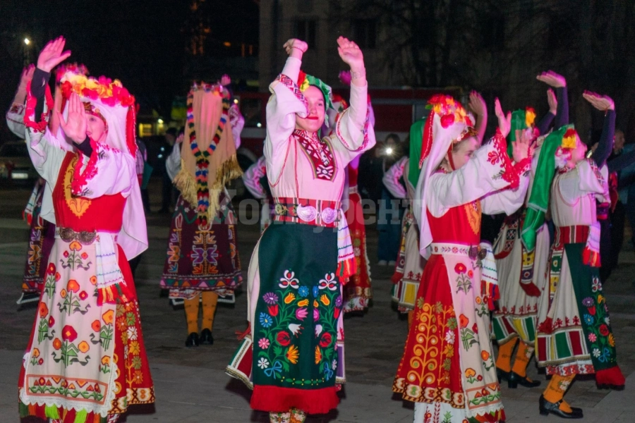 Мездра изпрати с благодарност старата и посрещна с надежда новата година