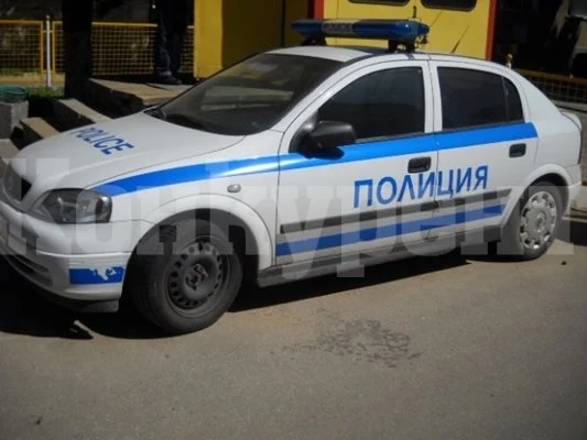 Мъж намушка с шило сътрапезник край казан за ракия