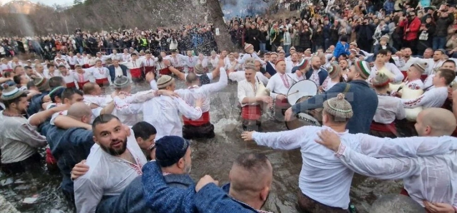 Стотици мъже се включиха в леденото хоро в студените води на река Тунджа в Калофер