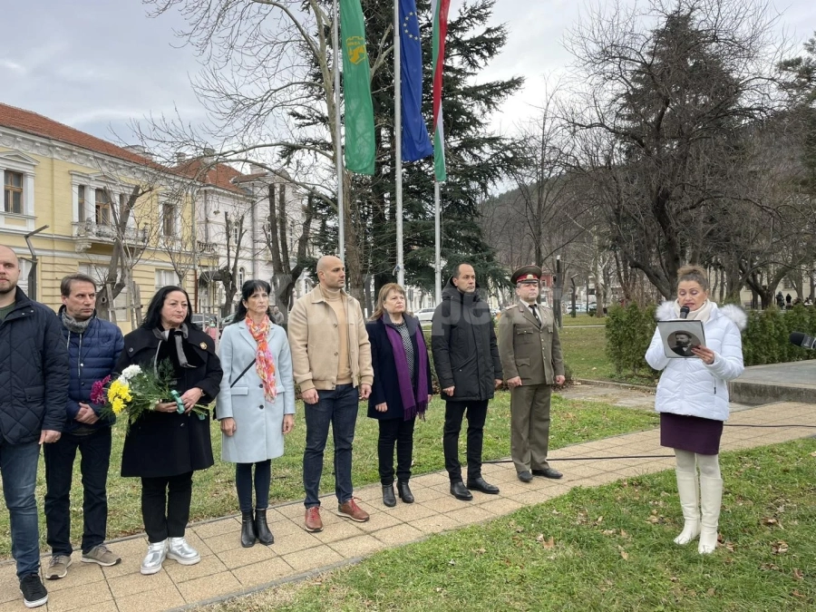 Враца отбеляза 176 години от рождението на Христо Ботев СНИМКИ