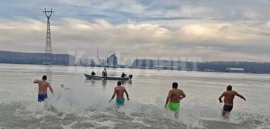 Ето как в Оряхово отбелязаха Йордановден СНИМКИ