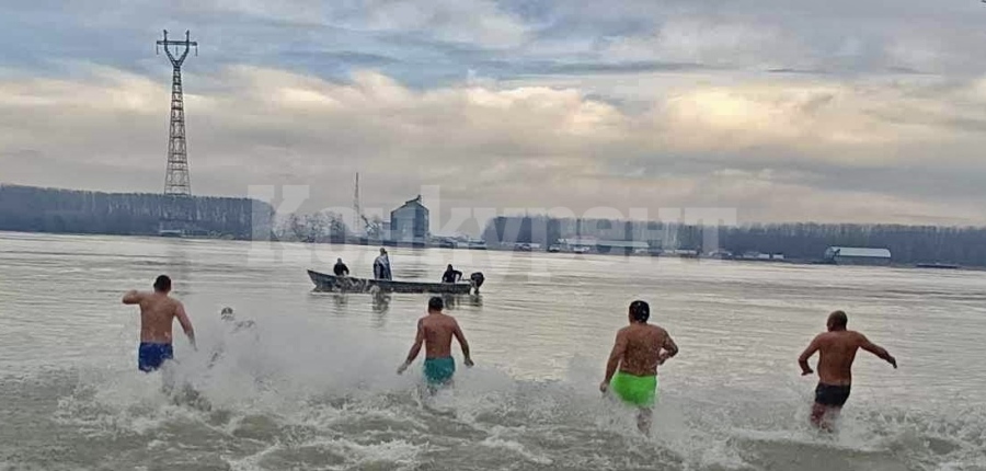 Ето как в Оряхово отбелязаха Йордановден СНИМКИ