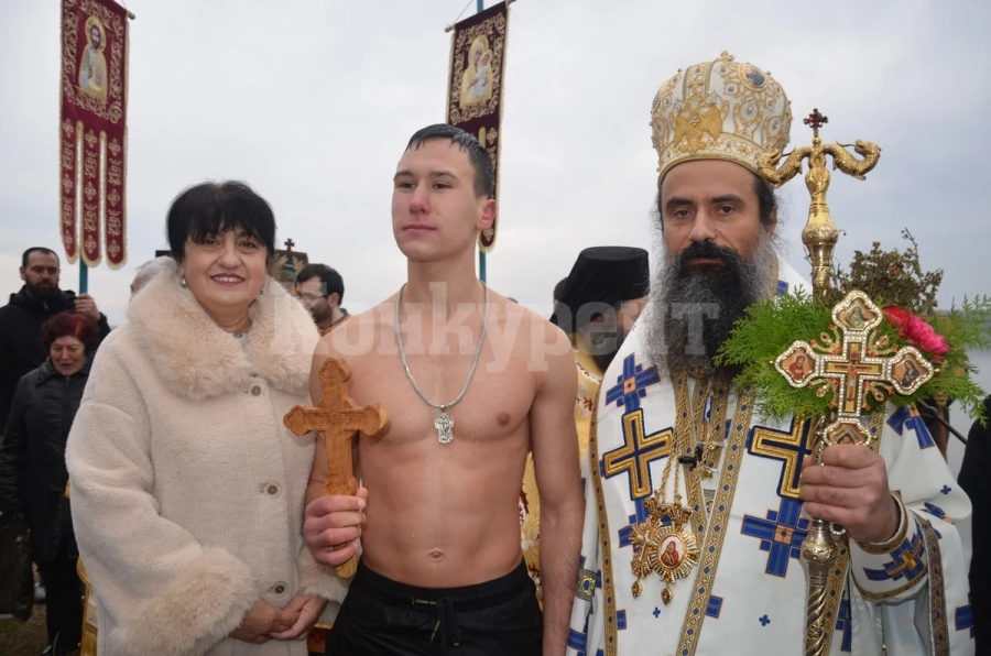 Ученик извади кръста от водите на Дунав при Видин