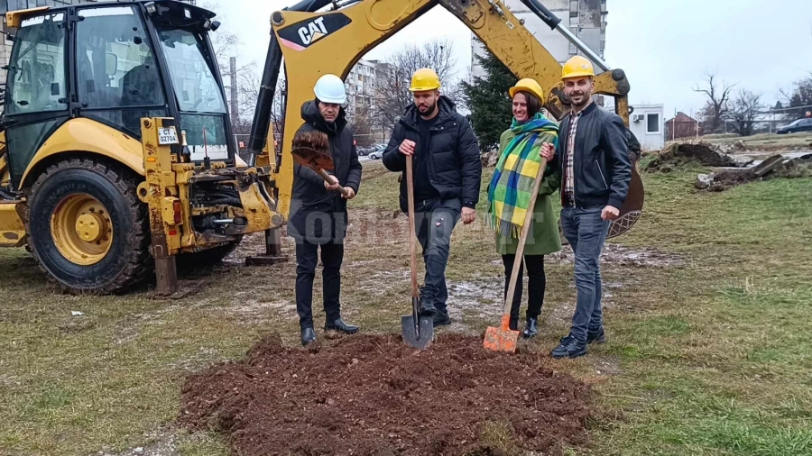 Кметът Каменов направи първа копка на новия парк в квартал „Младост“ СНИМКИ и ВИДЕО