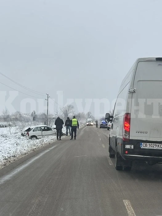 Заради снега! Десетки катастрофи затрудняват трафика във Врачанско СНИМКИ