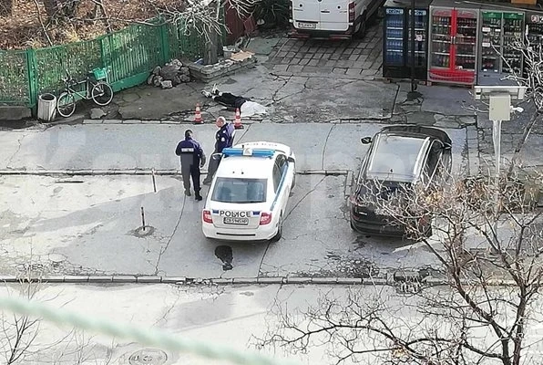Мъж падна и умря до магазин в Пловдив, лежи часове - минават деца и възрастни