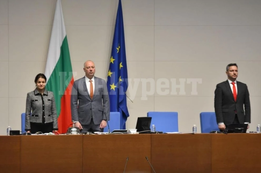 Депутатите почетоха с едноминутно мълчание паметта на митрополит Йоаникий и отец Боян Саръев
