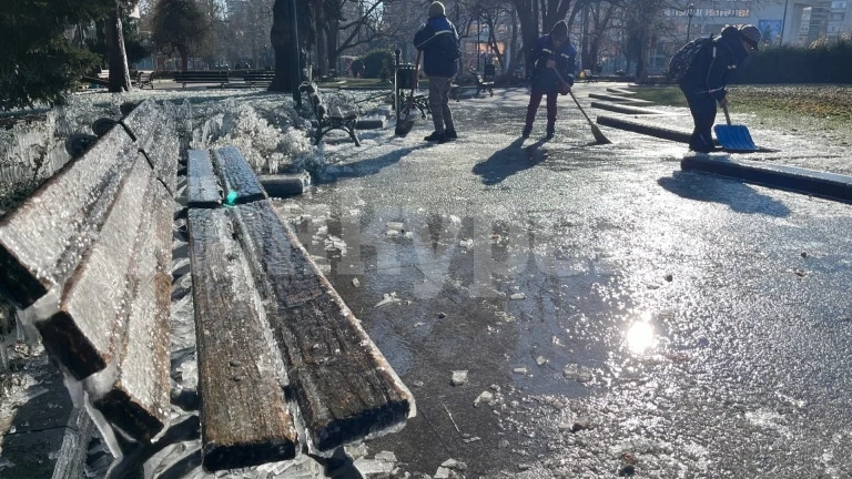 Поливна система превърна центъра на Русе в ледена пързалка