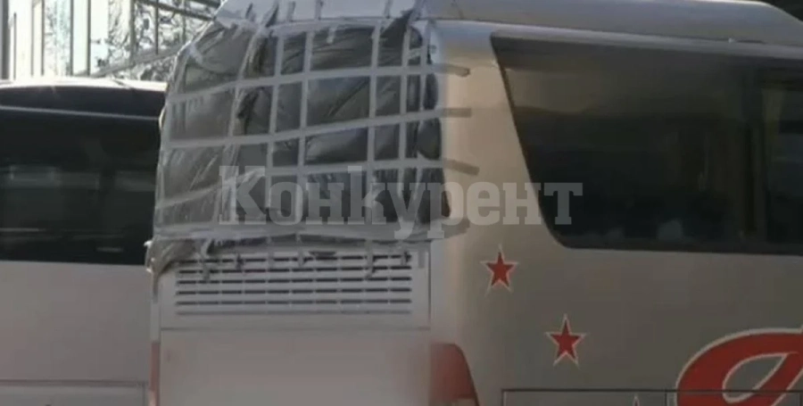 Рейс пътува от Криводол до София със счупено задно стъкло
