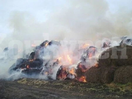 Изгоряха 700 бали сено в имот във Врачанско