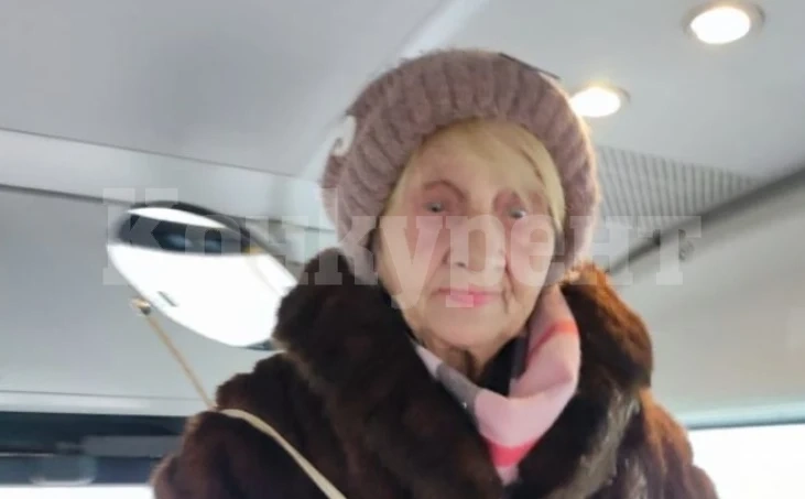 Баба напада и обижда млада жена в автобус