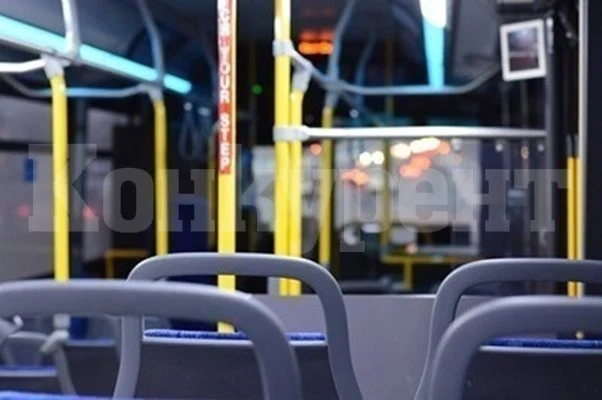 Жена е в болница след падане в автобус