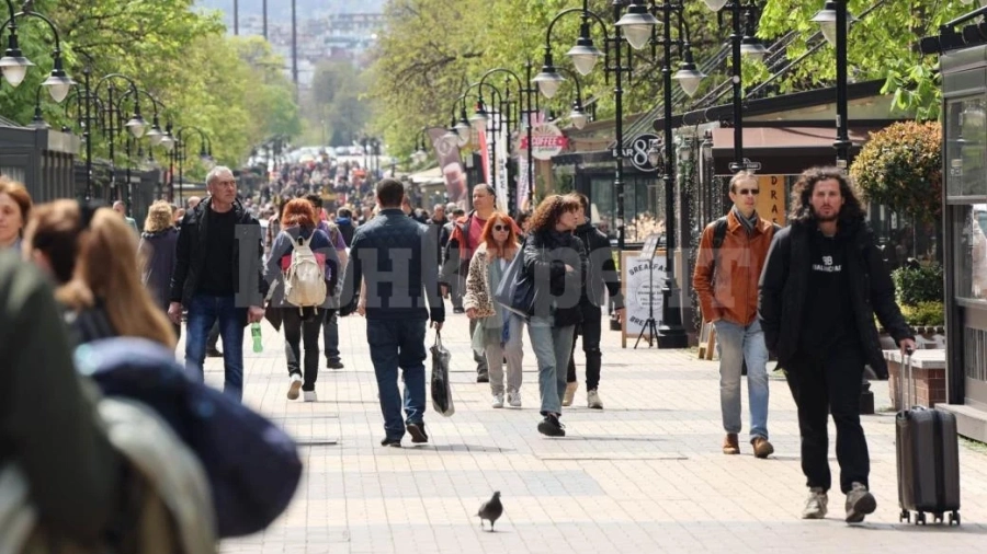 Ръстът на заплатите и потреблението в България ще се забави