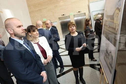 Изложбата “Врачанските къщи - нестихващо достолепие” в парламента провокира дискусия за опазване на недвижимото културно наследство в България