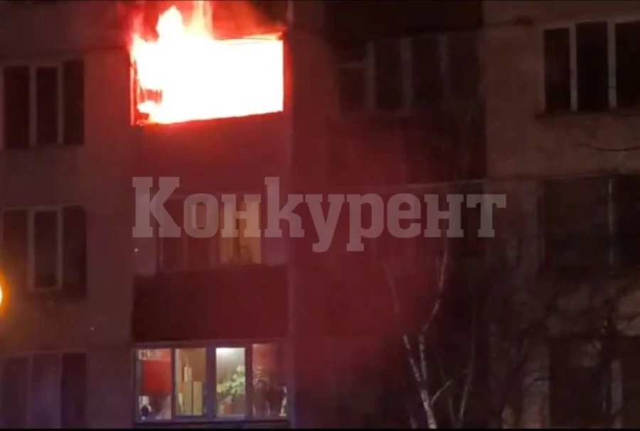 Апартамент в София горя тази нощ, мъж е в тежко състояние