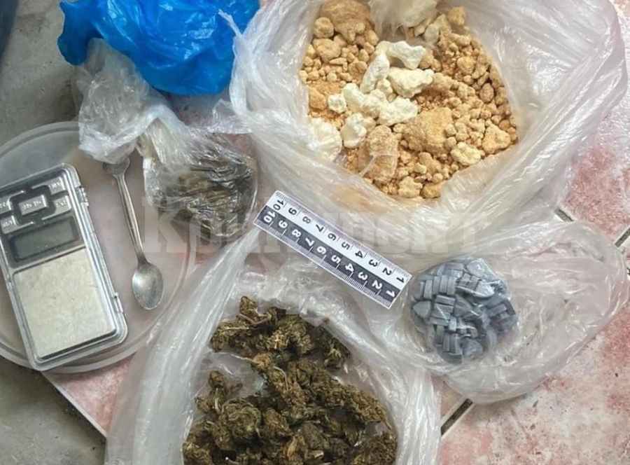 Конфискуваха наркотици и голяма сума пари от дома на криминално проявен и осъждан в Бургас