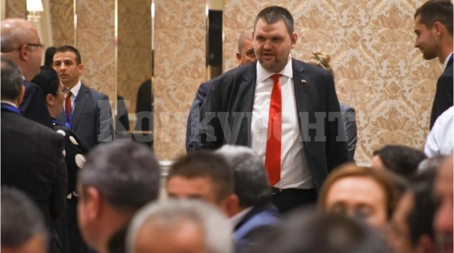 Пеевски: Радев да подаде оставка днес и да си основе проекта
