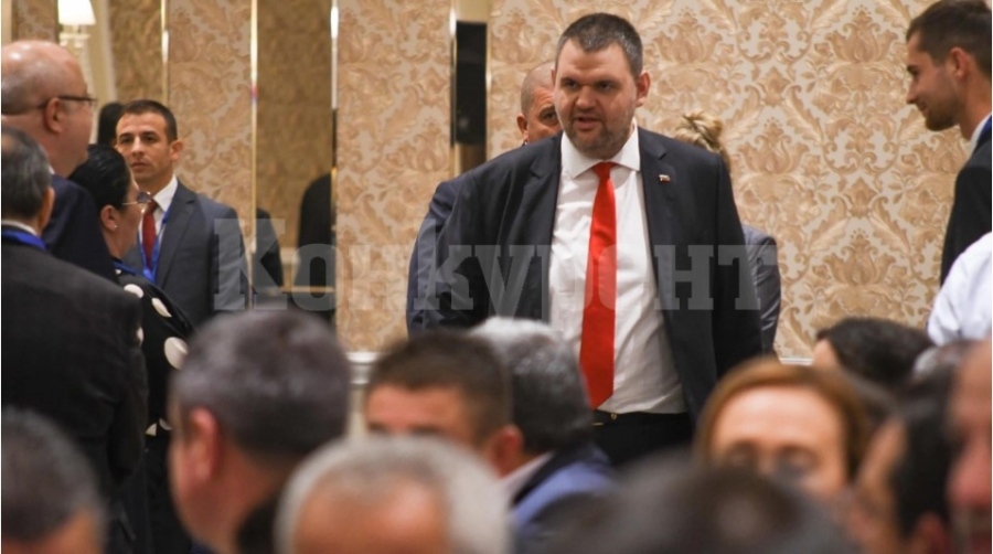 Пеевски: Радев да подаде оставка днес и да си основе проекта
