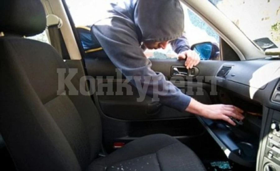 Задигнаха пари и документи от кола, паркирана на улицата незаключена