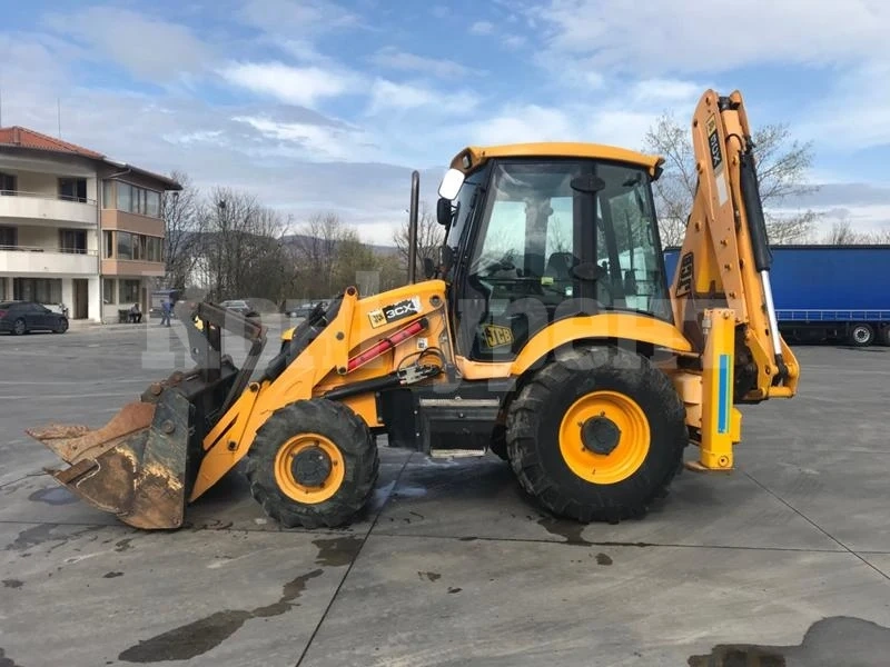 Автобагер, задигнат в Брезник, е открит зарязан в прохода Петрохан