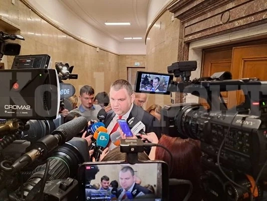 Делян Пеевски коментира отсъствието на президента на клетвата в Конституционния съд