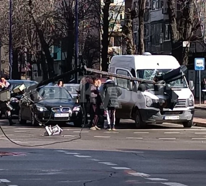 Светофар се стовари върху бус на кръстовище в Пазарджик