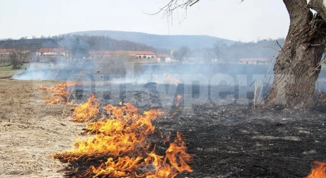 Огнеборци гасиха запалени отпадъци и сухи треви във Видинско