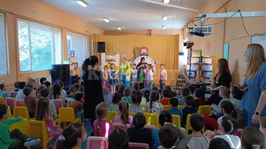 Врачанският театър зарадва децата в Червен бряг