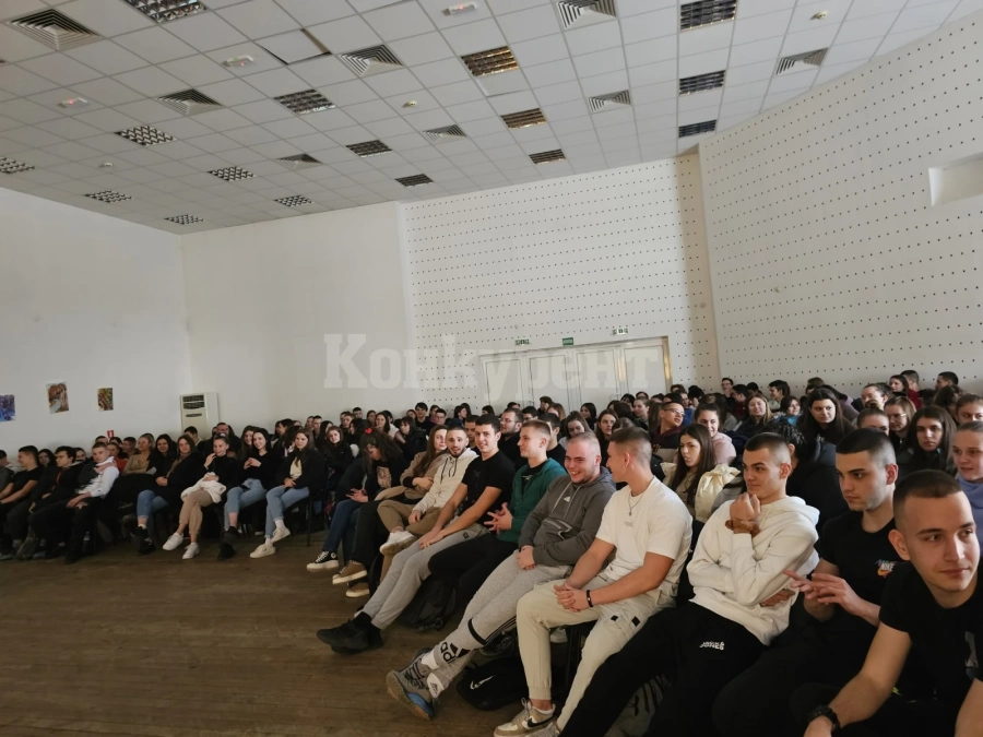 Разказаха на ученици за вредата от райски газ, марихуана и енергийни напитки