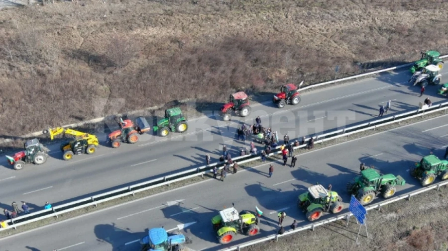 Втори ден протести на земеделци с блокади на пътища