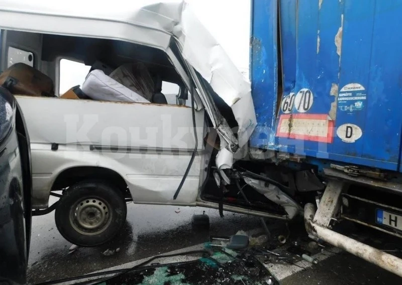 Влекач удари товарно „Рено“ на Е-79, има пострадал