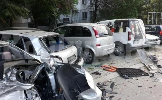 Пиян със „Сузуки“ отнесе три паркирани автомобила