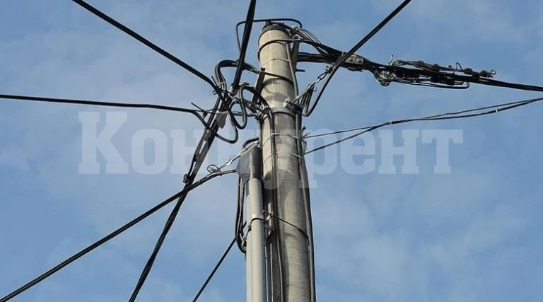 Шофьор натресе колата си в електрически стълб и избяга