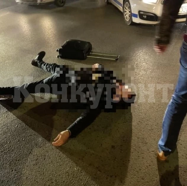 Мъж скача пред коли, ляга без причина на пътя в София