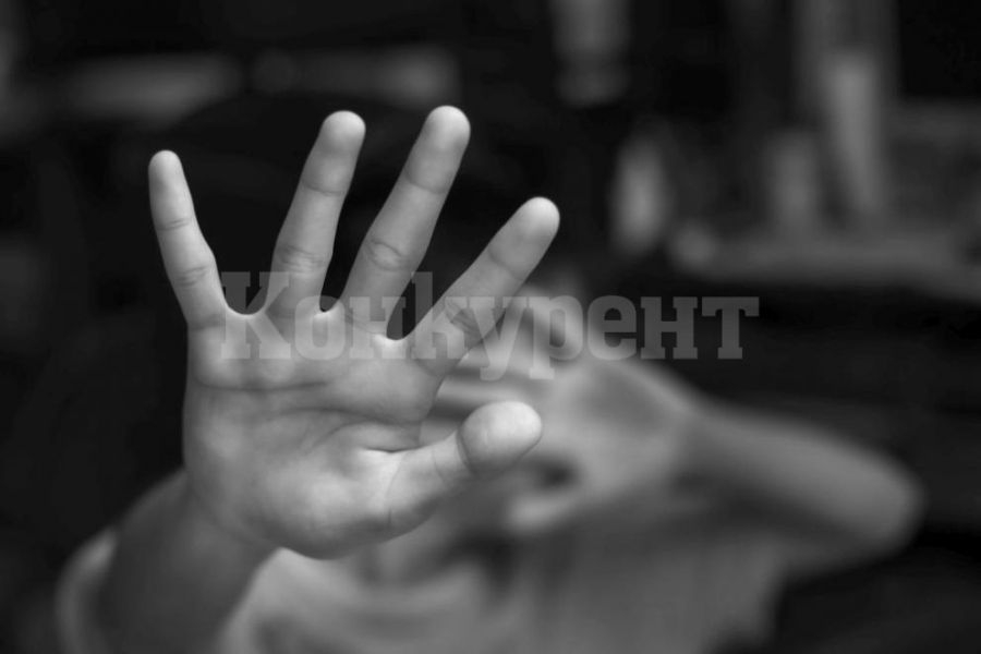 Мъж преби непълнолетната си дъщеря с дървена пръчка