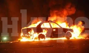 Кола горя пред блок във Враца